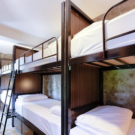 בנגקוק Revolution Hostel Asoke מראה חיצוני תמונה