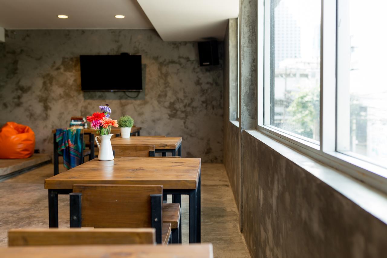 בנגקוק Revolution Hostel Asoke מראה חיצוני תמונה